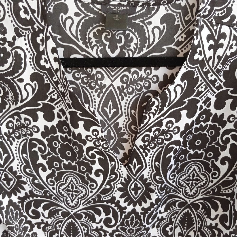 Ann Taylor White and Black V Neck Blouse Women's size small - Picture 5 of 9